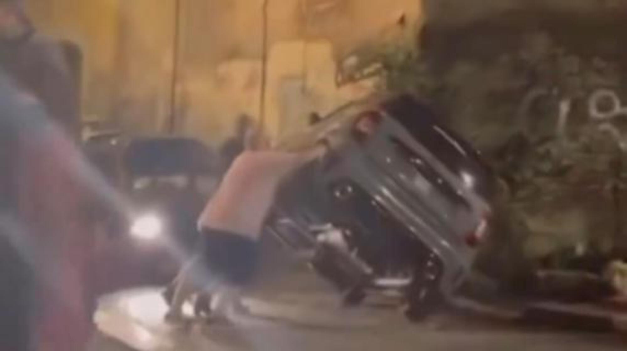 L&#039;auto ribaltata a Trastevere, Roma, a causa della sosta selvaggia