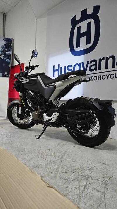 Husqvarna Svartpilen 125 (2021 - 23) nuova