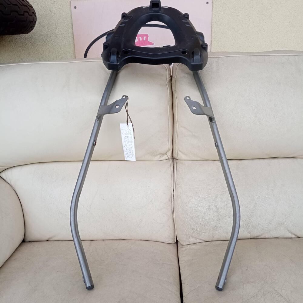 Portapacchi per Honda Hornet 600 Givi (2)