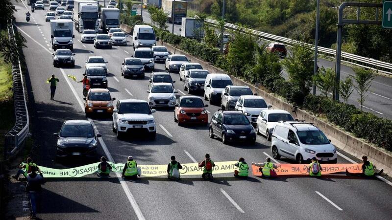 Carcere per chi manifesta bloccando le strade: proposta della Lega