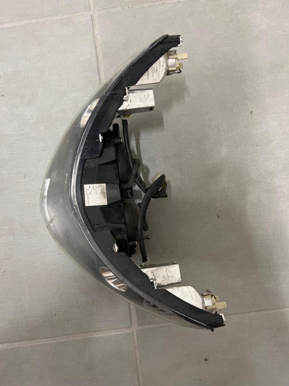 Faro Piaggio Beverly 250 (3)