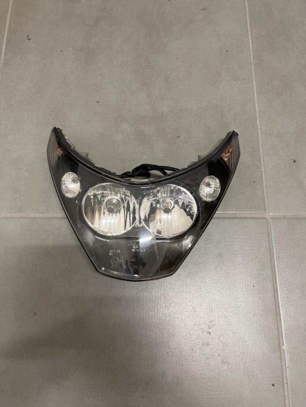 Faro Piaggio Beverly 250 (4)