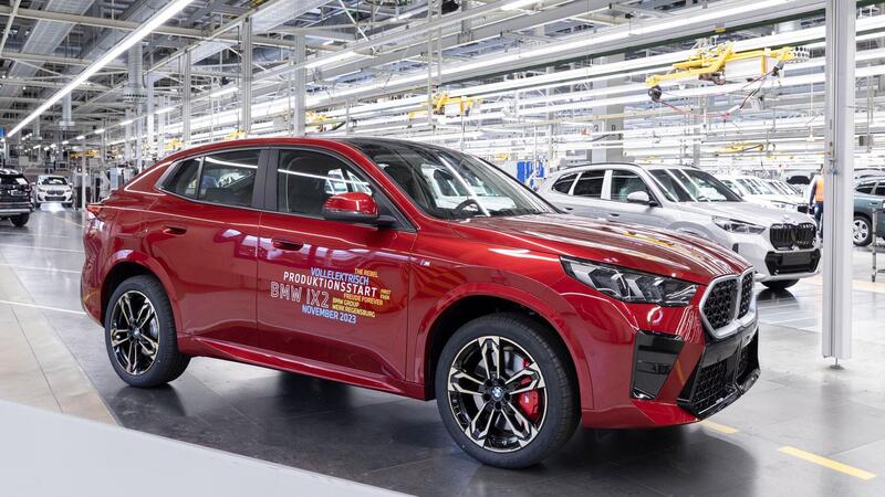 Ecco la prima BMW X2 che esce dalla linea di produzione 