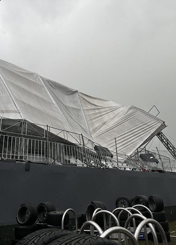 Tetto di una tribuna collassato dopo la tempesta a Interlagos: paura in circuito per le condizioni meteo 