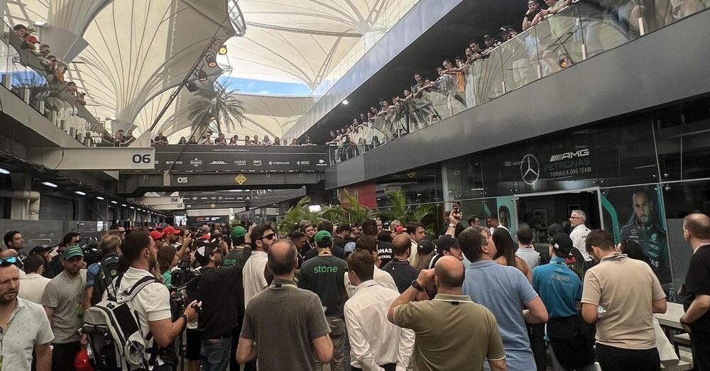 Folla nel paddock a Interlagos per l&#039;eroe di casa Lewis Hamilton 