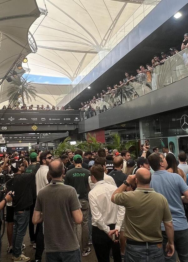 Folla nel paddock a Interlagos per l&#039;eroe di casa Lewis Hamilton 