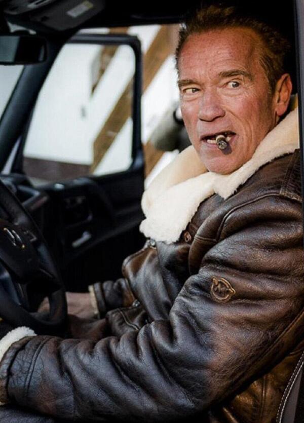 Arnold Terminator anche al volante? Schwarzenegger investe ciclista, che gli fa causa e lo critica per come guida