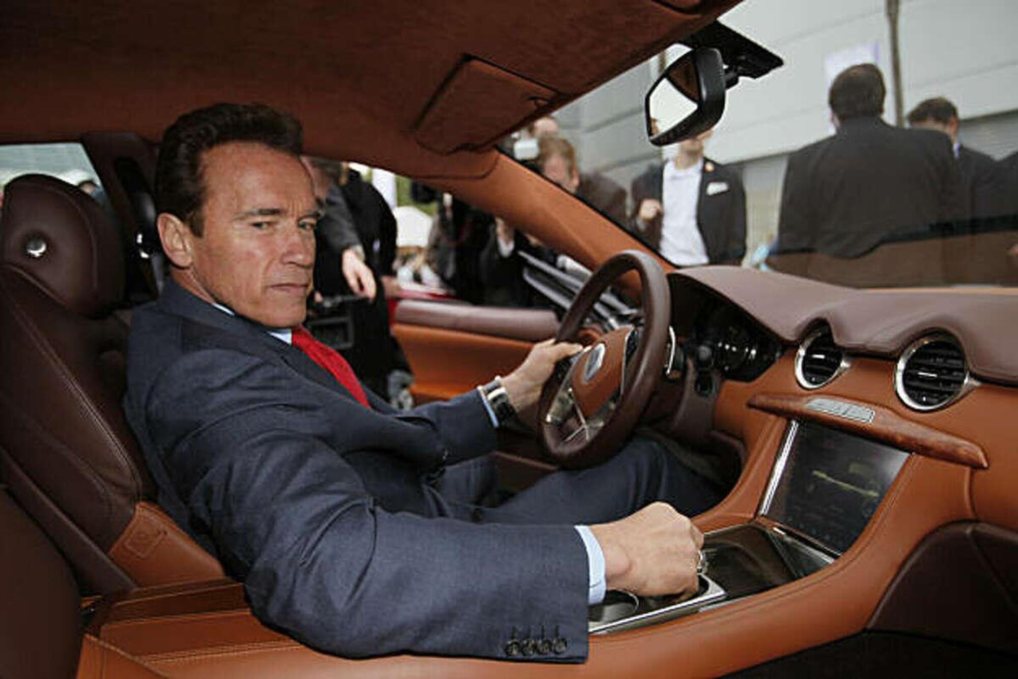 Arnold Schwarzenegger al volante