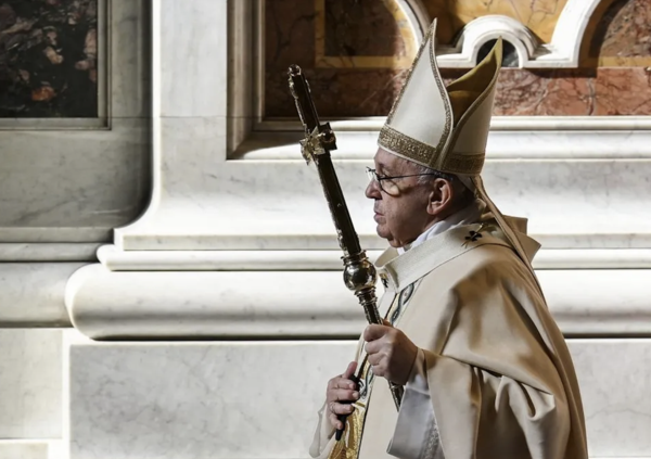 Chi esulta per la scelta di Papa Francesco di aprire ai battesimi trans odia la democrazia e sputa sui morti