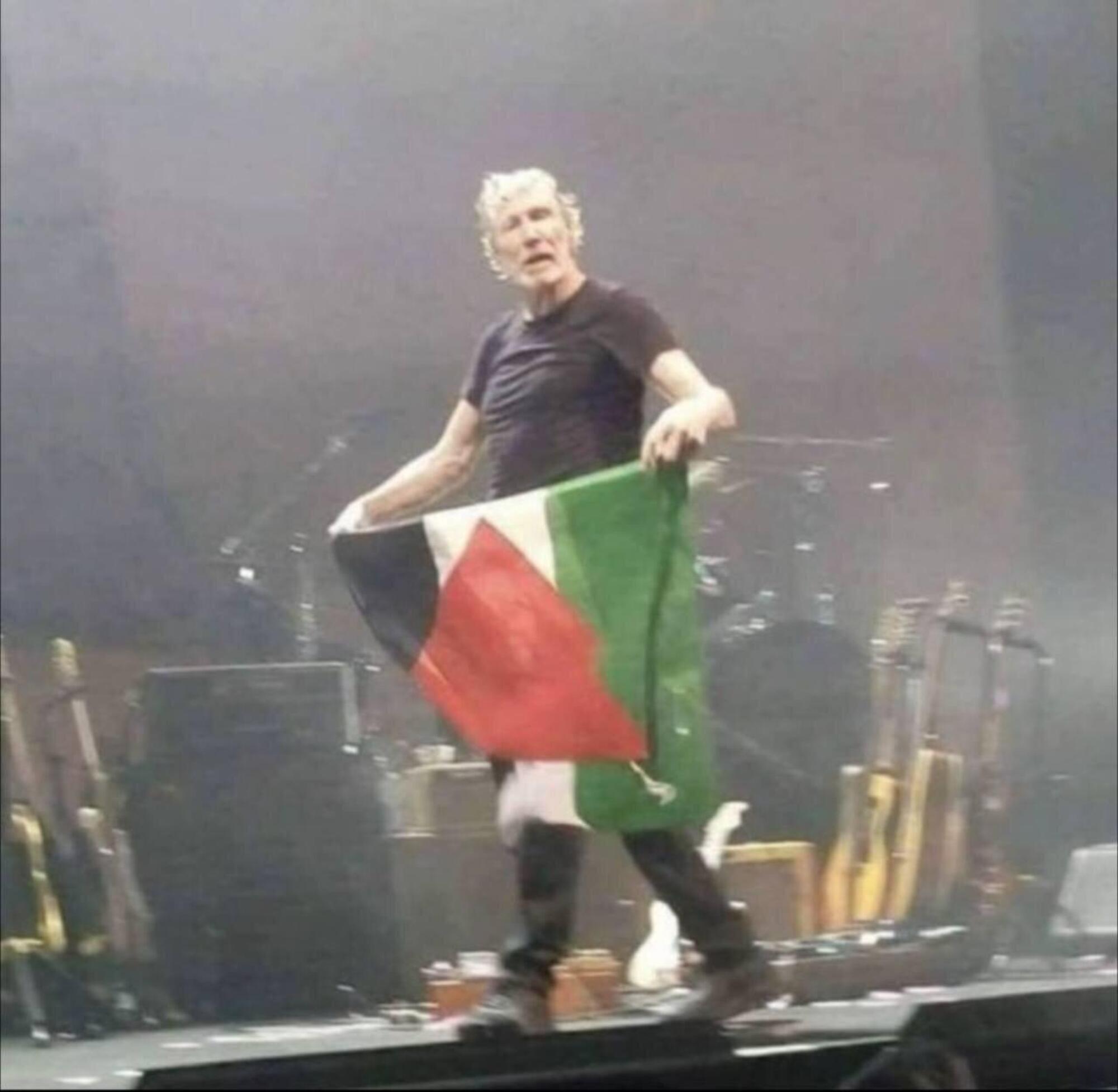 Roger Waters con la bandiera della Palestina