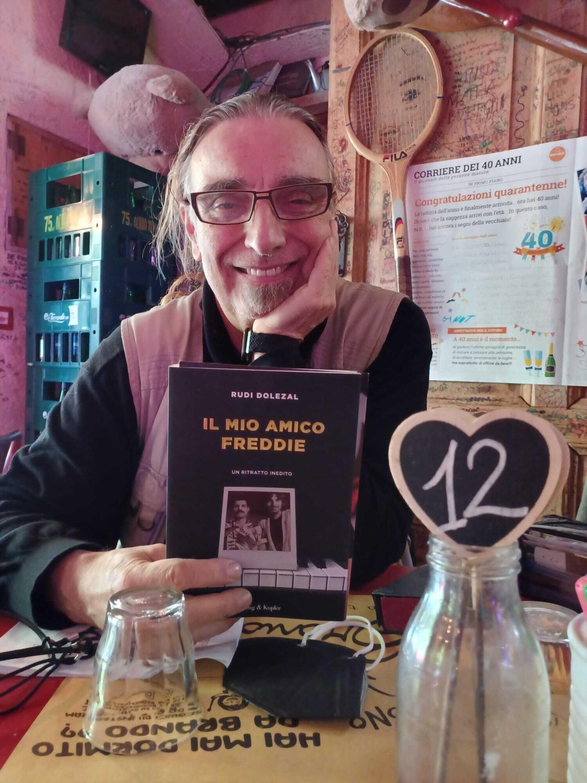 Rudi Dolezal col suo libro Il mio amico Freddie in un ristorante di Ponte Milvio