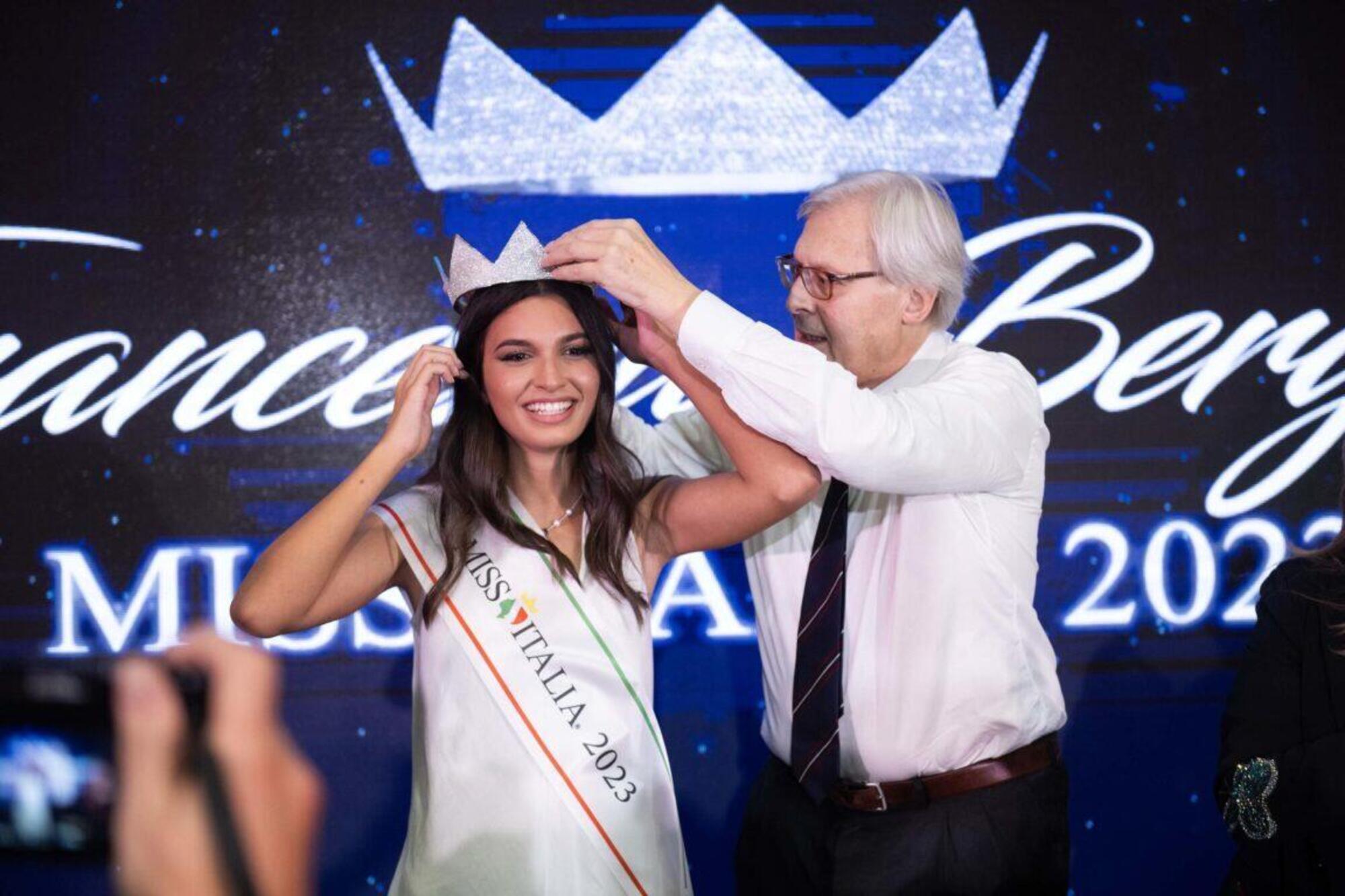 Francesca Bergesio incoronata Miss Italia 2023 da Vittorio Sgarbi