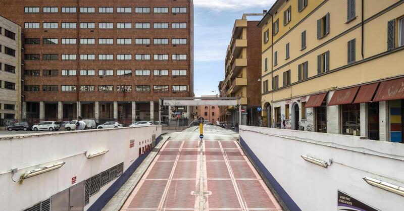 Pu&ograve; spostare la macchina? E il guidatore lo investe alla stazione di Bologna [VIDEO]