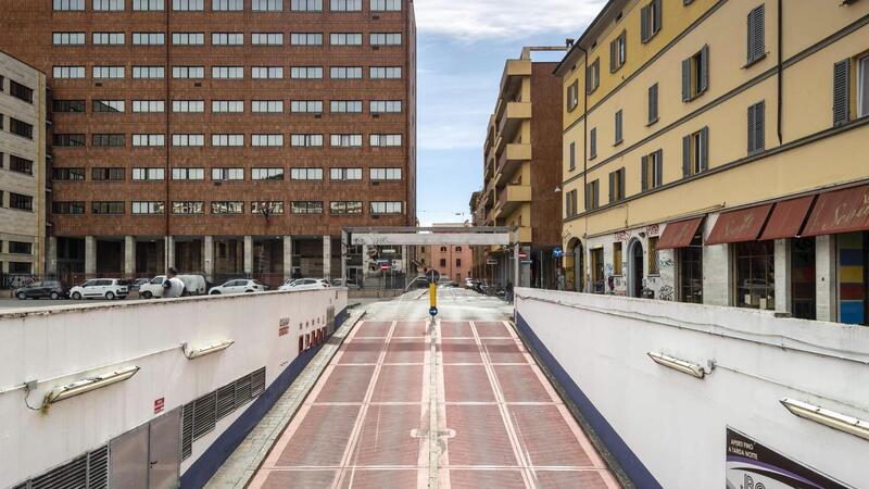 Pu&ograve; spostare la macchina? E il guidatore lo investe alla stazione di Bologna [VIDEO]