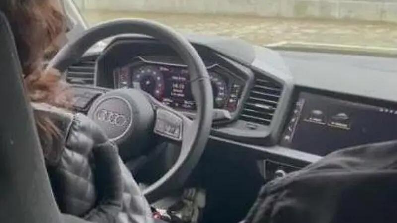 L&#039;auto &quot;speciale&quot; per una persona speciale: si guida con i piedi e comandi vocali