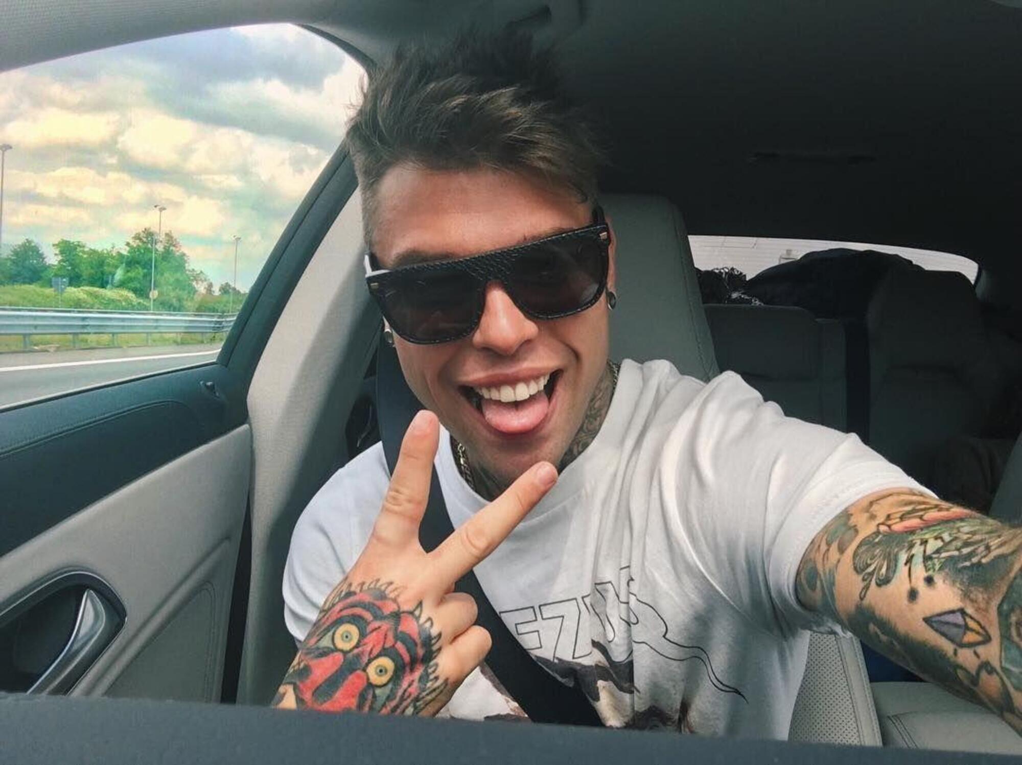 Fedez in auto