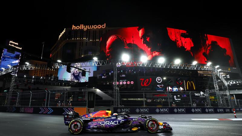 F1. Gran Premio di Las Vegas, bandiera rossa nelle FP1: Sainz fuori per un tombino