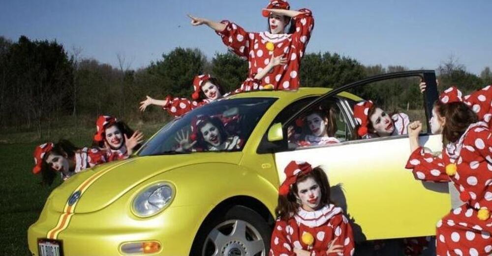 Quante persone ci stanno in una macchina? La realt&agrave; supera anche il trucco dei clown: ecco l&#039;assurdo caso in autostrada