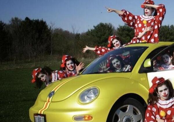 Quante persone ci stanno in una macchina? La realt&agrave; supera anche il trucco dei clown: ecco l&#039;assurdo caso in autostrada