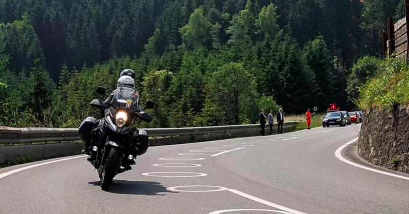 Sicurezza stradale. Ecco come non far tagliare le curve alle moto: la segnaletica salva motociclisti