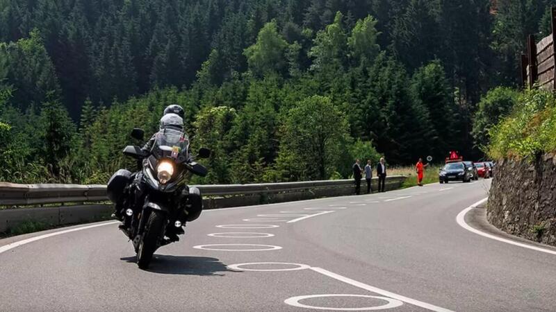 Sicurezza stradale. Ecco come non far tagliare le curve alle moto: la segnaletica salva motociclisti