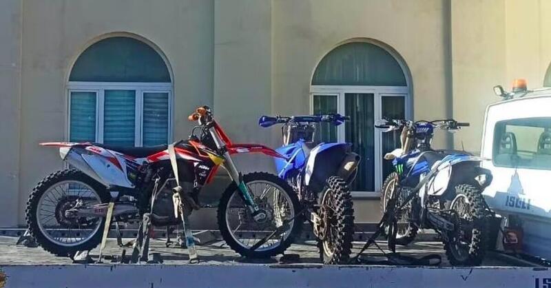 Castellammare, gare folli con le motocross in pieno centro. Beccati dopo l&#039;imboscata dei carabinieri