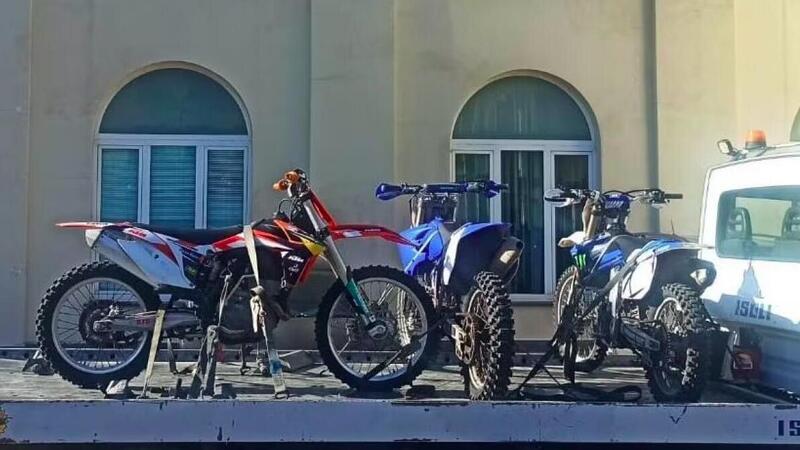 Castellammare, gare folli con le motocross in pieno centro. Beccati dopo l&#039;imboscata dei carabinieri