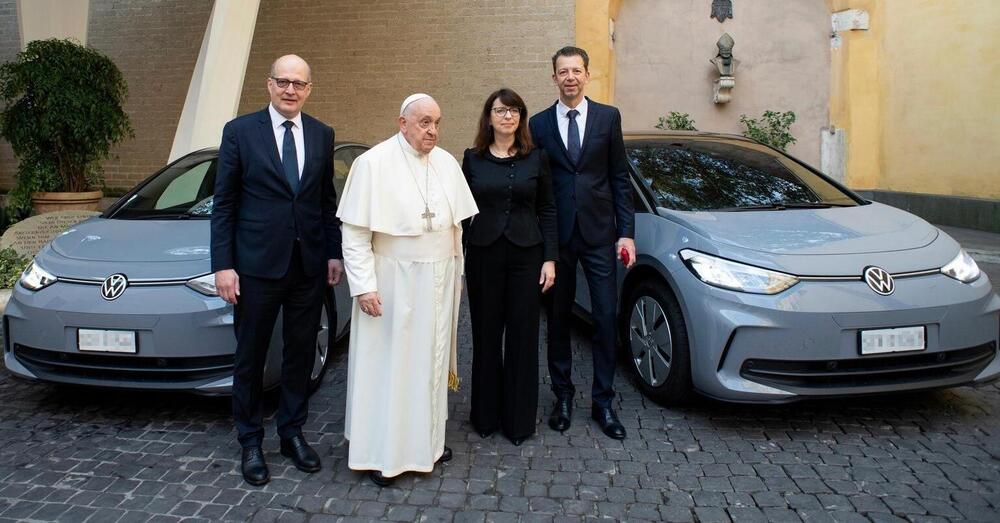Anche il Papa si &quot;converte&quot; alle auto elettriche: ecco come con Volkswagen tutta la flotta diventa green