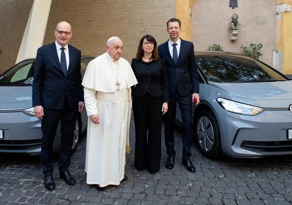 Anche il Papa si &quot;converte&quot; alle auto elettriche: ecco come con Volkswagen tutta la flotta diventa green
