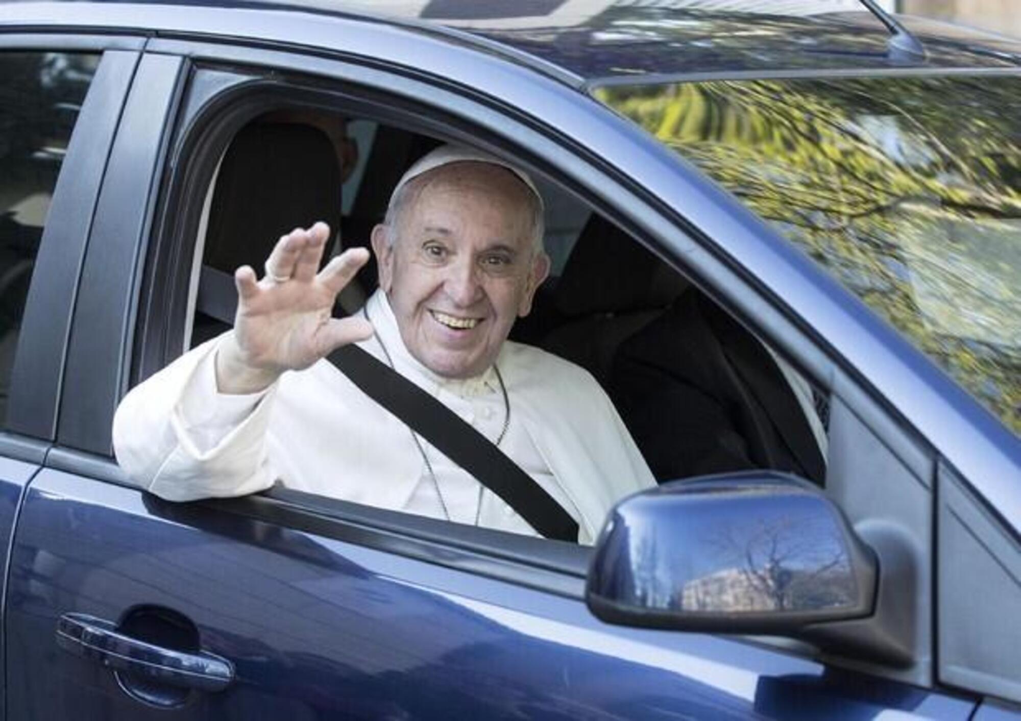 Papa Francesco in auto