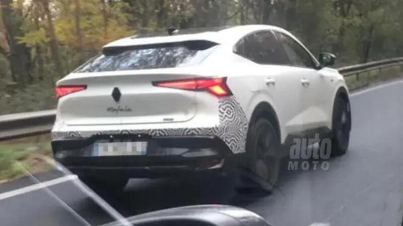 Renault Rafale, foto spia della suv coup&eacute; che sembra un po&#039; un&#039;Alfa Romeo