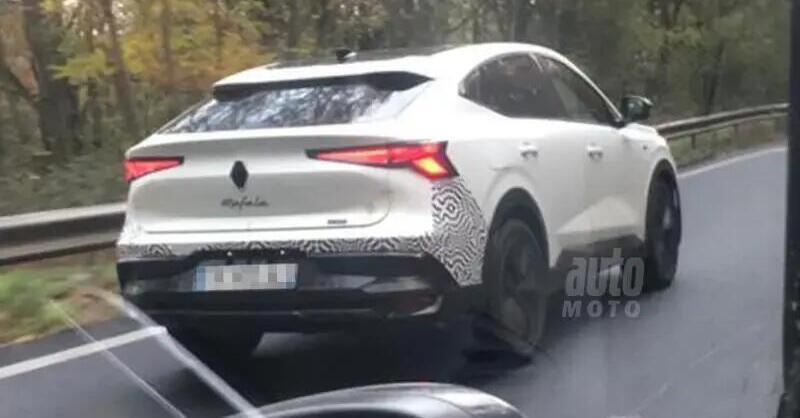 Renault Rafale, foto spia della suv coup&eacute; che sembra un po&#039; un&#039;Alfa Romeo