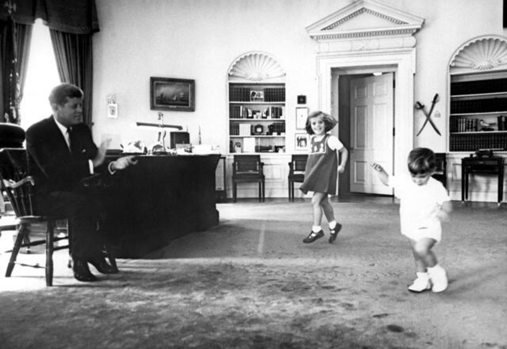 John Fitzgerald Kennedy nell&#039;ufficio ovale della Casa Bianca con i figli Caroline e John John