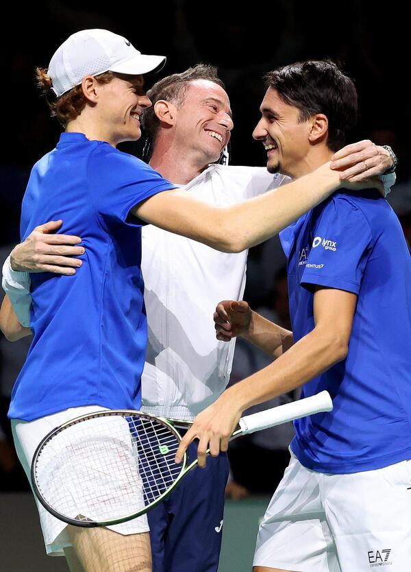 L&rsquo;Italia vince la Coppa Davis grazie a San Sinner, nonostante Musetti e la bestemmia. E la Gazzetta dello Sport... [VIDEO]