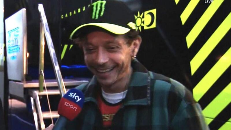 MotoGP 2023. GP di Valencia. Valentino Rossi: &quot;Chi con Marco Bezzecchi nel 2024? Due italiani in ballo: Fabio Di Giannantonio e... io!&quot;. Poi parla di Marc Marquez