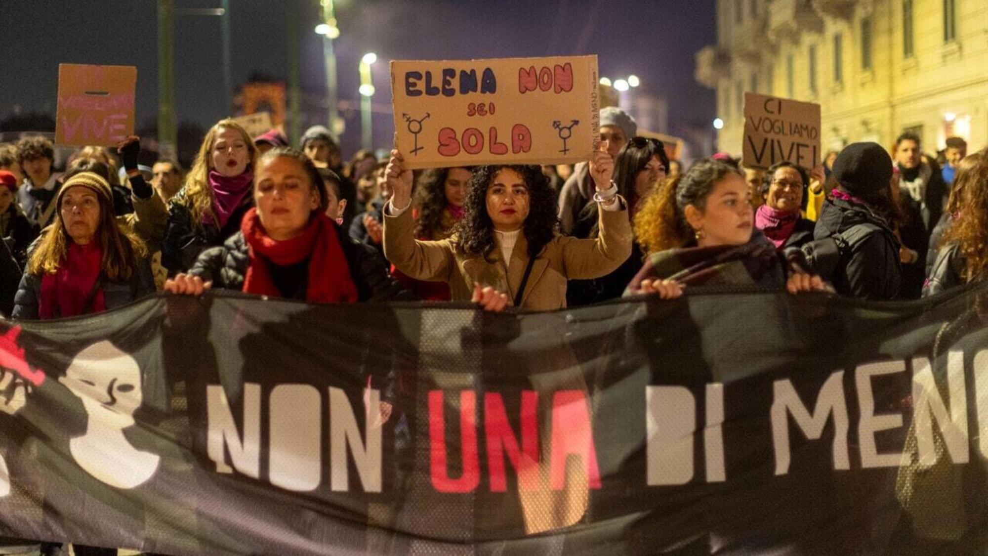 Il corteo di Non una di meno il 25 novembre a Milano