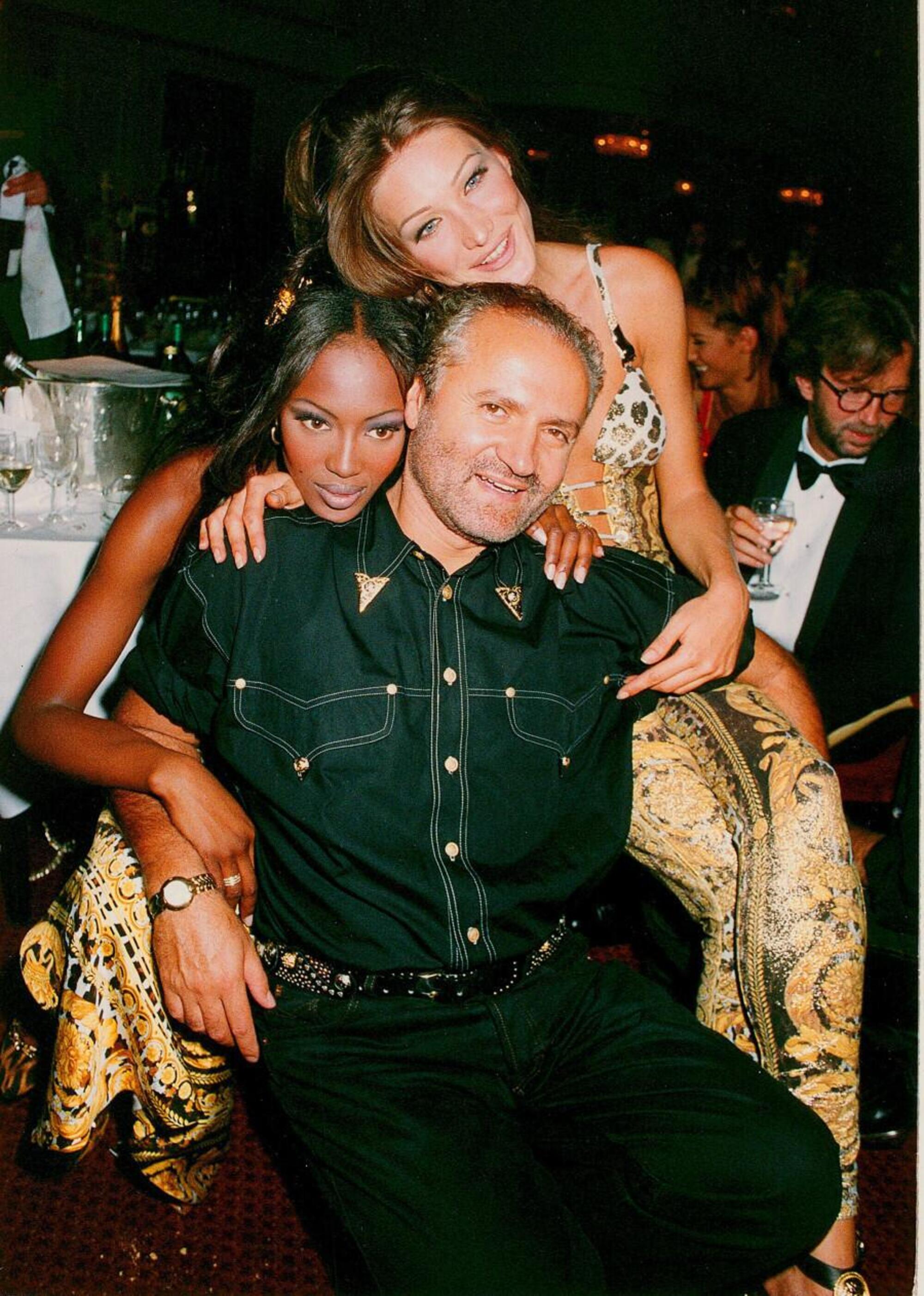 Gianni Versace con le modelle Carla Bruni e Naomi Campbell