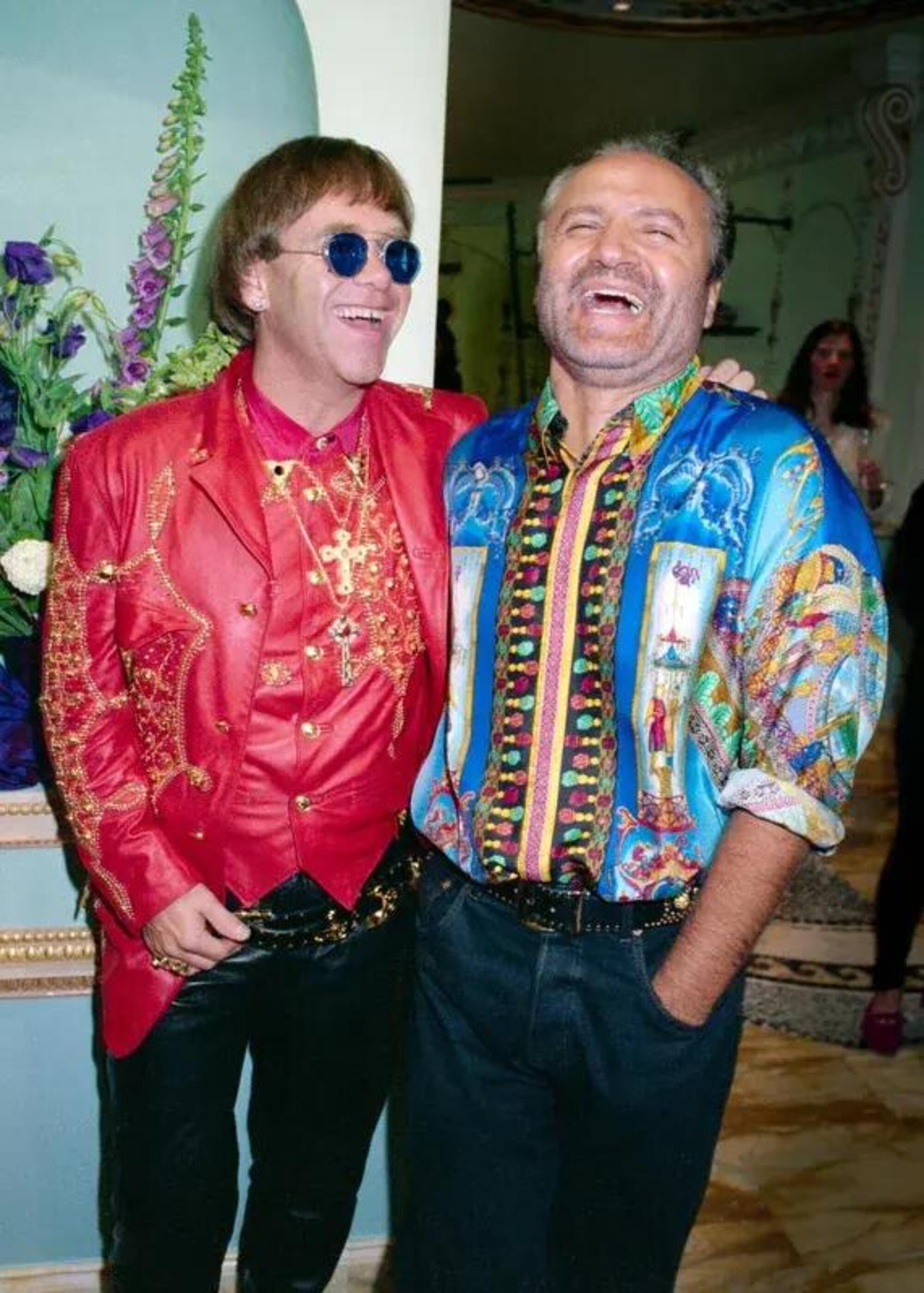 Elton John e Gianni Versace a una festa