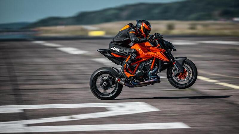 KTM 1390 SUPER DUKE R e EVO: caratteristiche tecniche, dotazione, cosa cambia. Ancora pi&ugrave; bestia! [VIDEO e GALLERY]