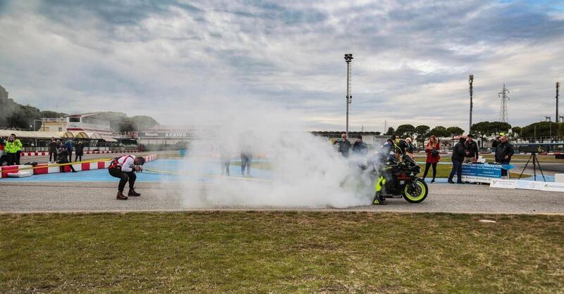 Uomo Vs moto: trattiene una Yamaha R1 a tutto gas per oltre 45 secondi, &egrave; record