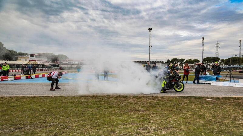 Uomo Vs moto: trattiene una Yamaha R1 a tutto gas per oltre 45 secondi, &egrave; record