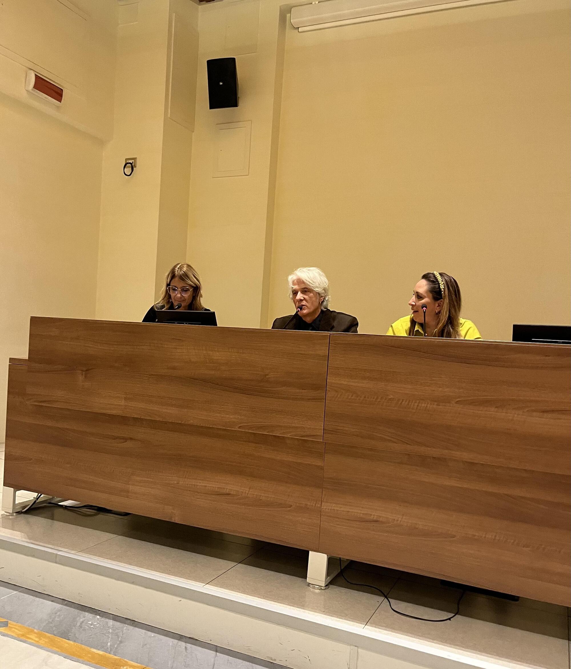 La senatrice Simona Malpezzi, Pietro Orlandi e Laura Sgr&ograve; durante la presentazione del libro in Senato