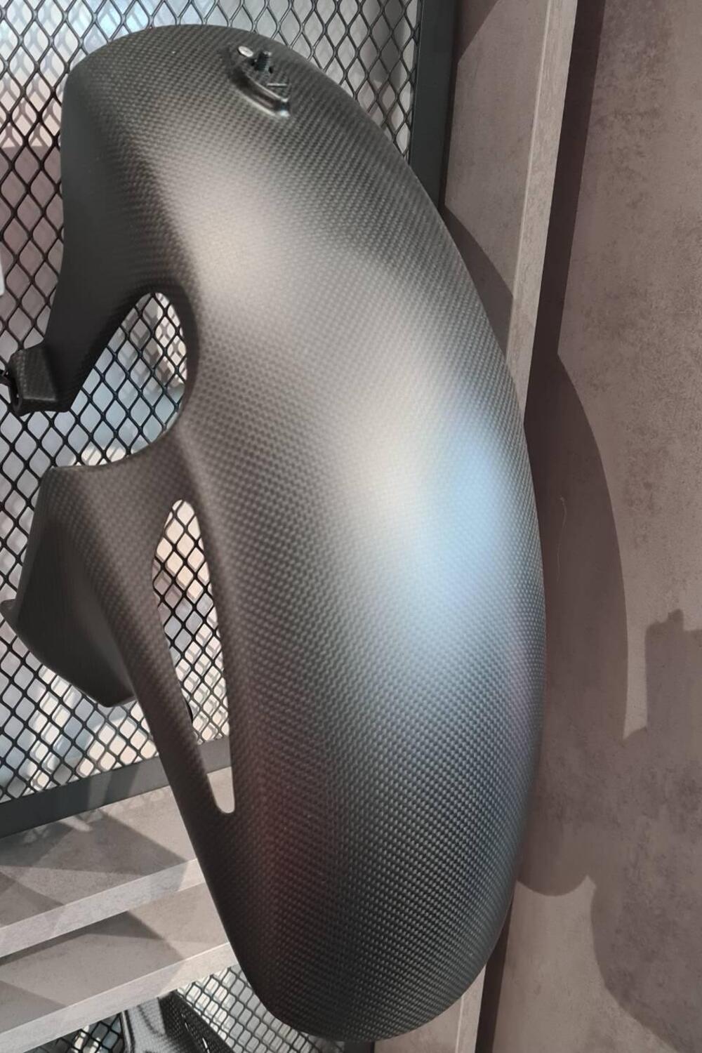 PARAFANGO ANTERIORE IN CARBONIO Honda