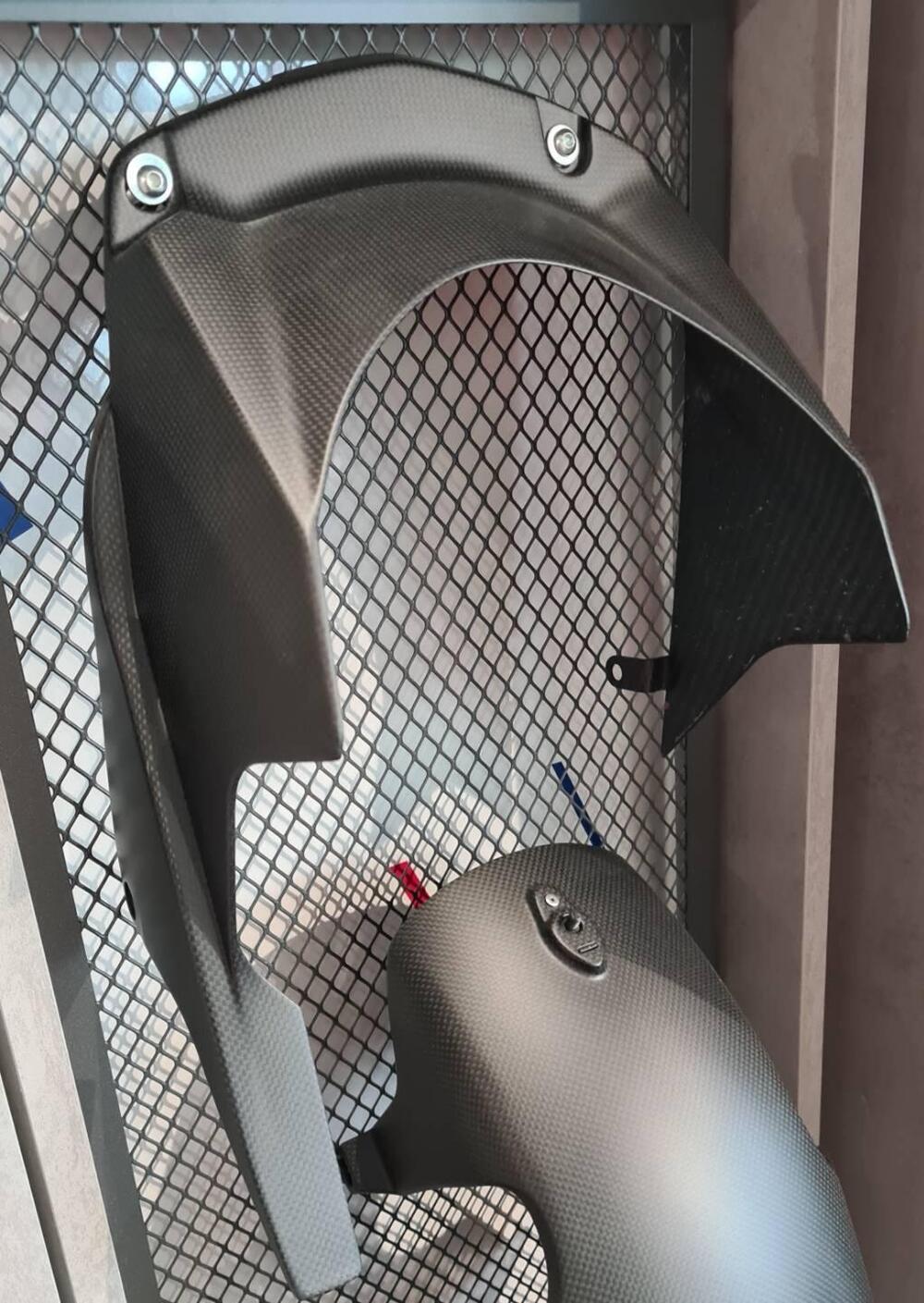 PARAFANGO POSTERIORE IN CARBONIO Honda