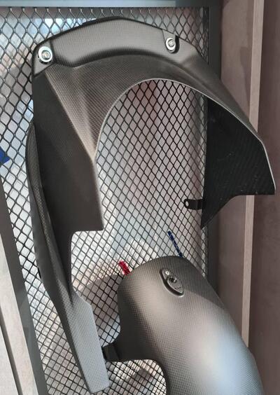 PARAFANGO POSTERIORE IN CARBONIO Honda