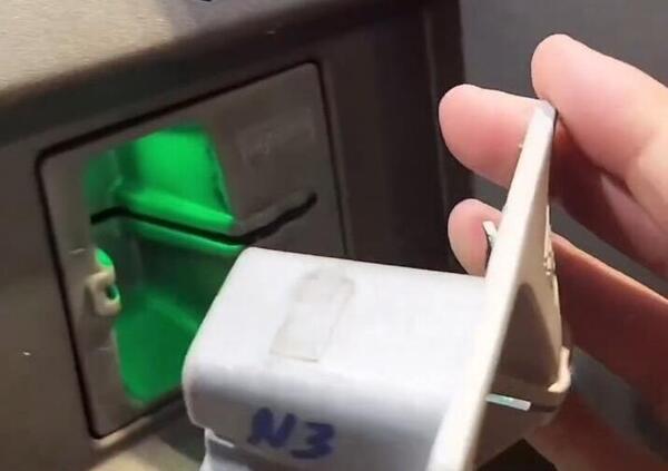 Ecco come ti clonano carta e bancomat dal benzinaio (anche contactless): il video e quello che si pu&ograve; fare per evitare la truffa