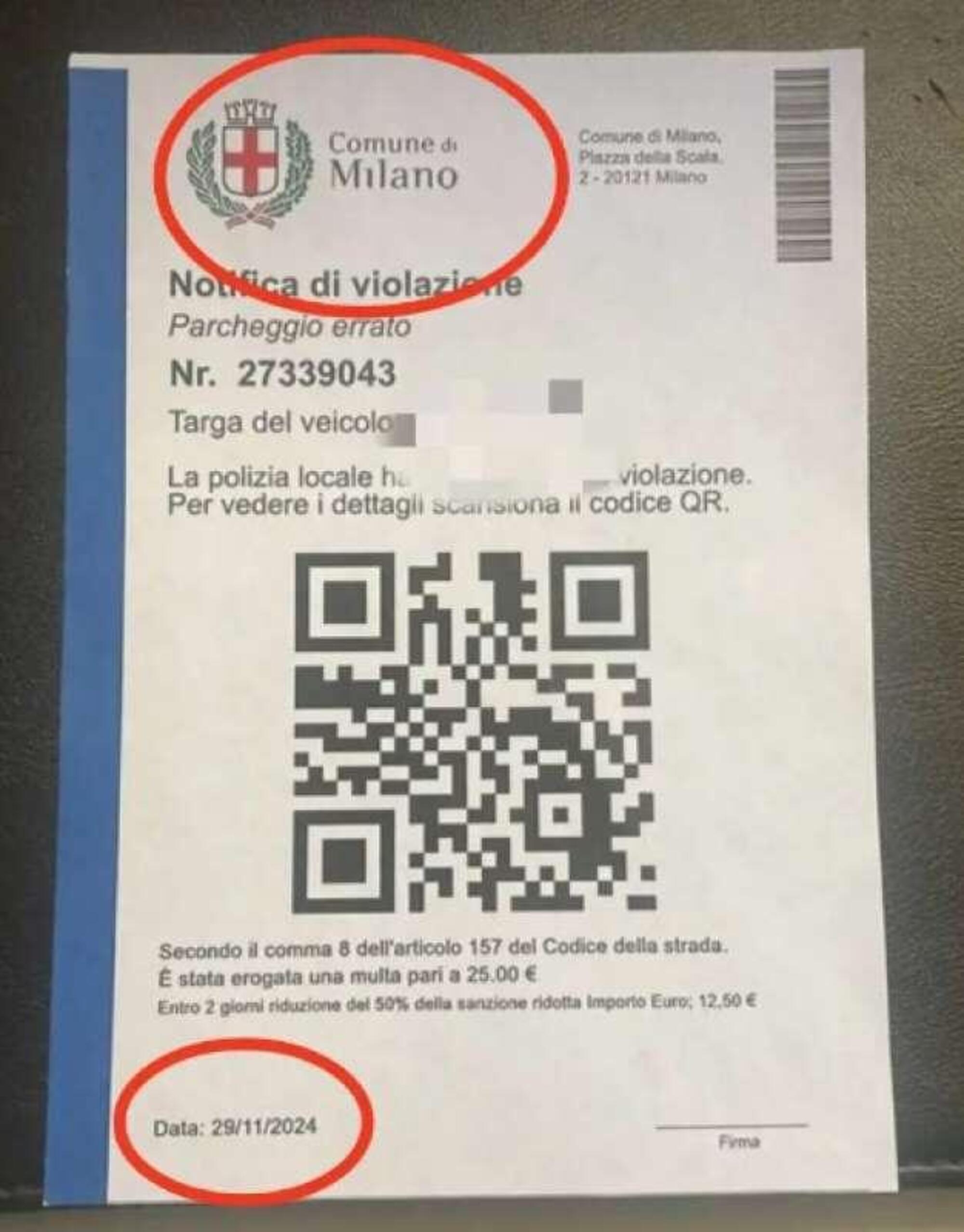 Una delle multe false trovata sul parabrezza a Milano