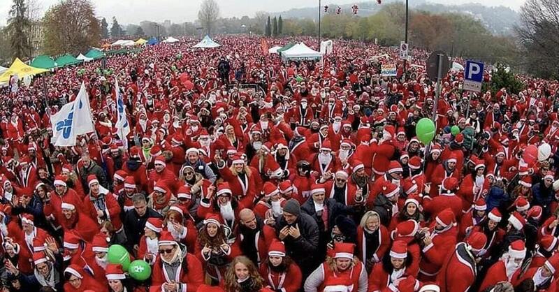 Incredibile raduno di Babbi Natale all&rsquo;Ospedale Regina Margherita di Torino [VIDEO]
