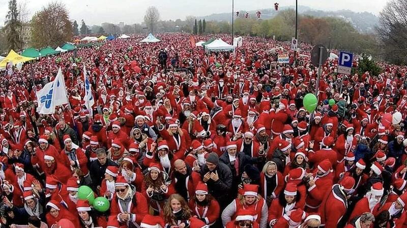 Incredibile raduno di Babbi Natale all&rsquo;Ospedale Regina Margherita di Torino [VIDEO]