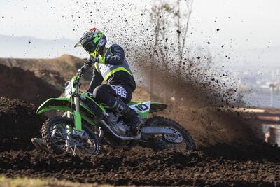 TEST Kawasaki KX 450 2024: come va, pregi e difetti della nuova 450 giapponese [VIDEO e GALLERY]